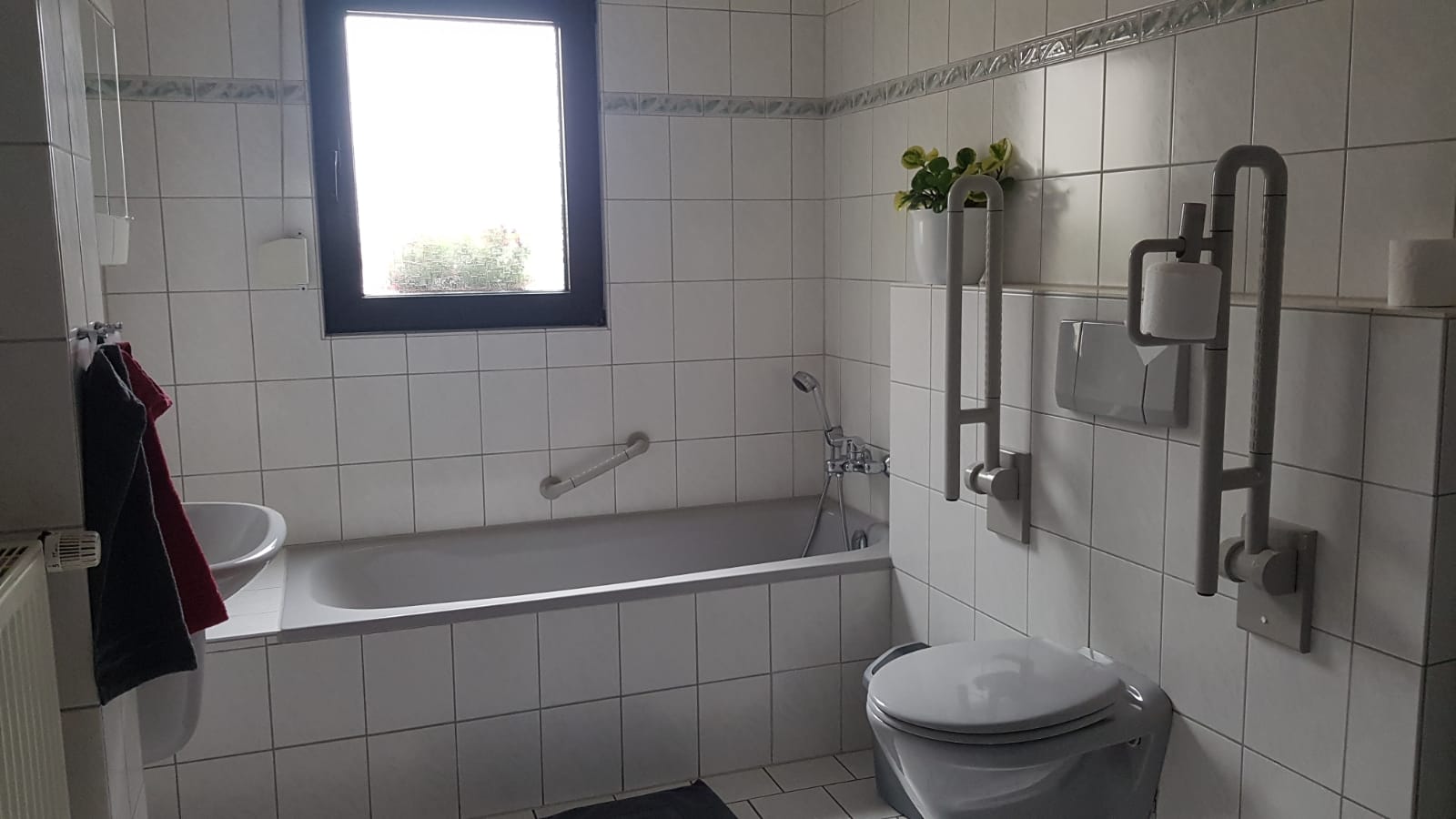 Badewanne und Toilette