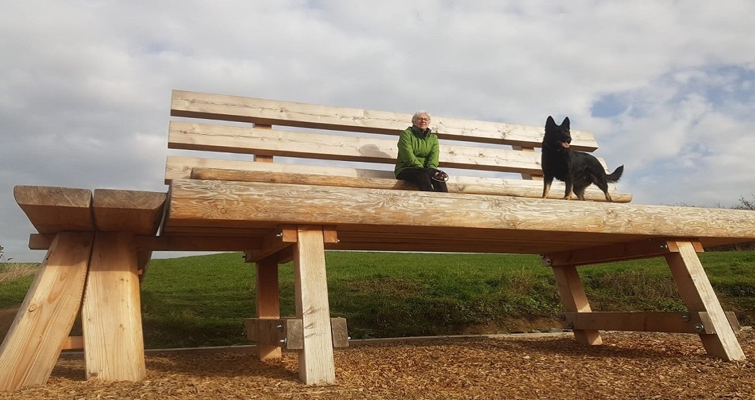 Elsbeth und Senta auf einer Holzbank