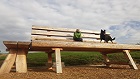 Elsbeth und Senta auf Holzbank